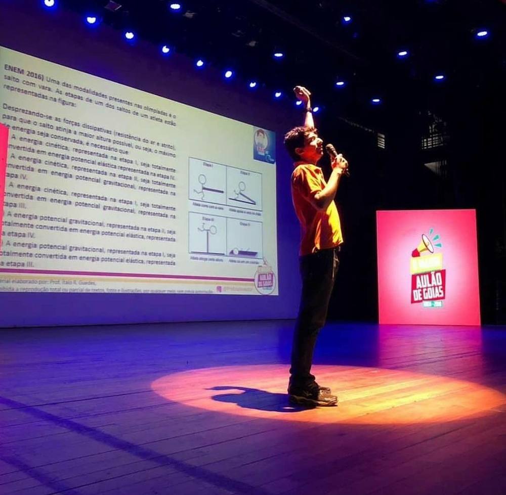 Professor em aula no palco