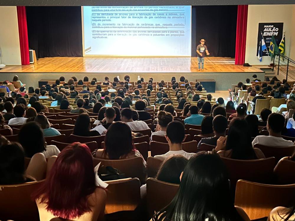 Plateia acompanhando a revisão