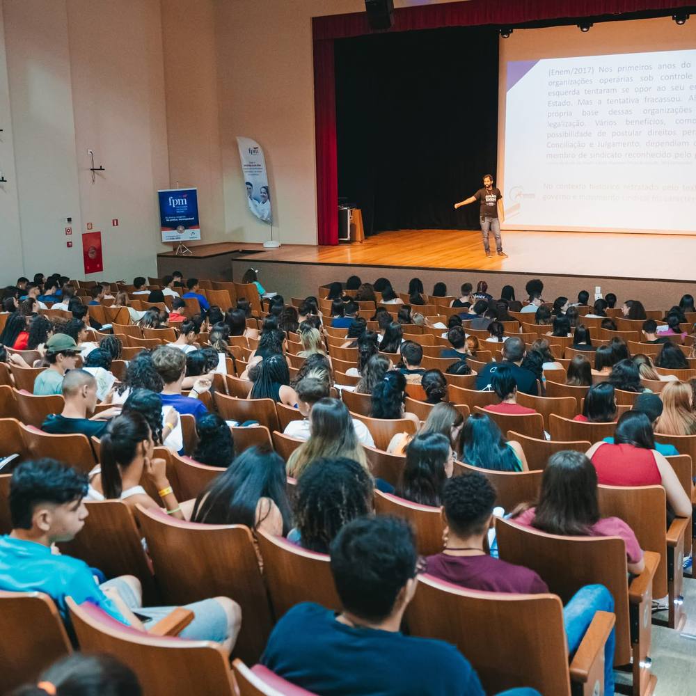 Alunos atentos durante o aulão